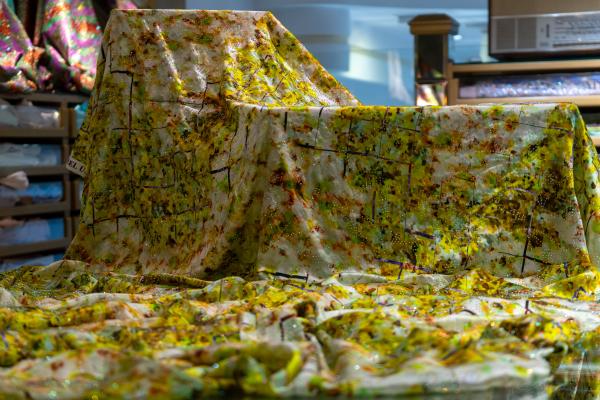 La Soie Imprimée Jaune d'Emanuel Ungaro – Image 2